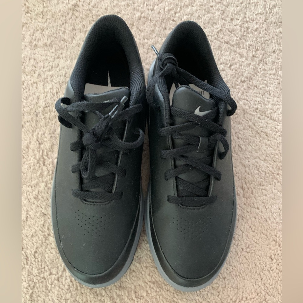 Kids youth size 6 Nike golf cleats never worn NWOB